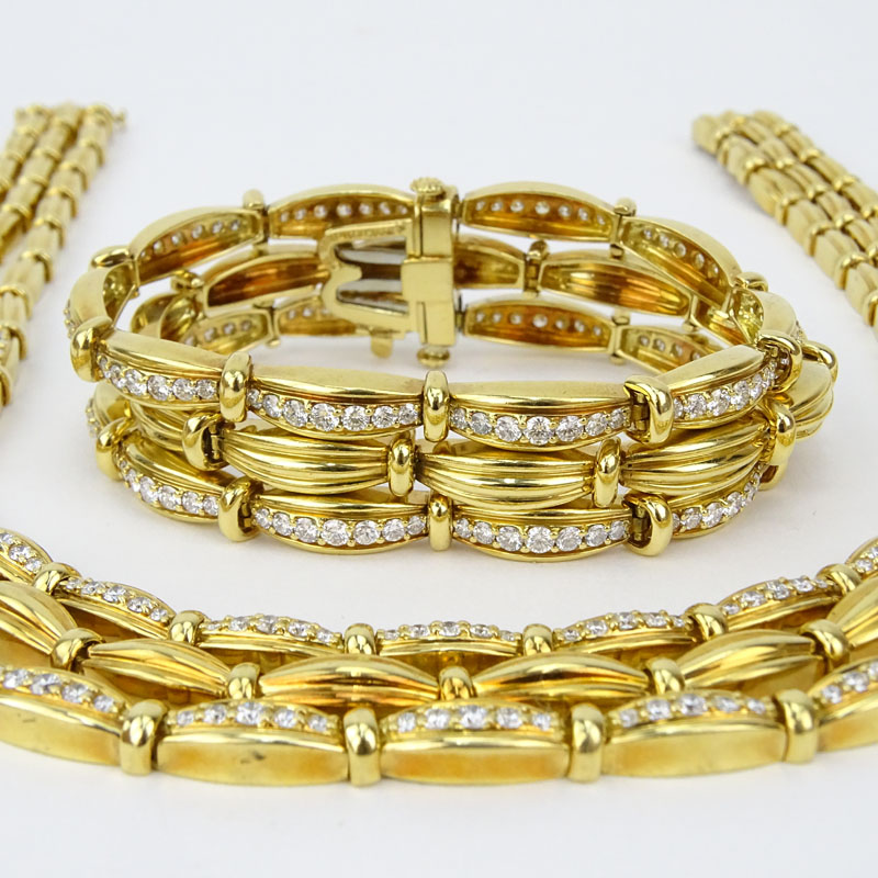 Vintage Tiffany & Co. 21.0 Carat Round Brilliant Cut Diamond and 18 Karat Yellow Gold Necklace, Bracelet and Earring Suite. 