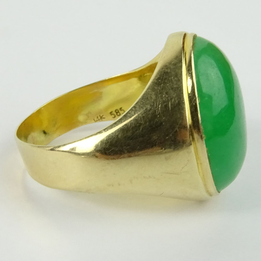 Men's Vintage Cabochon Jade and 14 Karat Yellow Gold Ring.