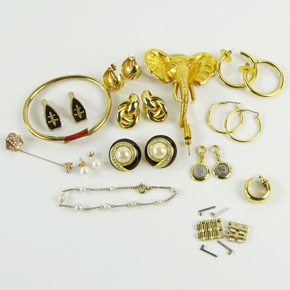 Miscellaneous lot of costume jewelry.