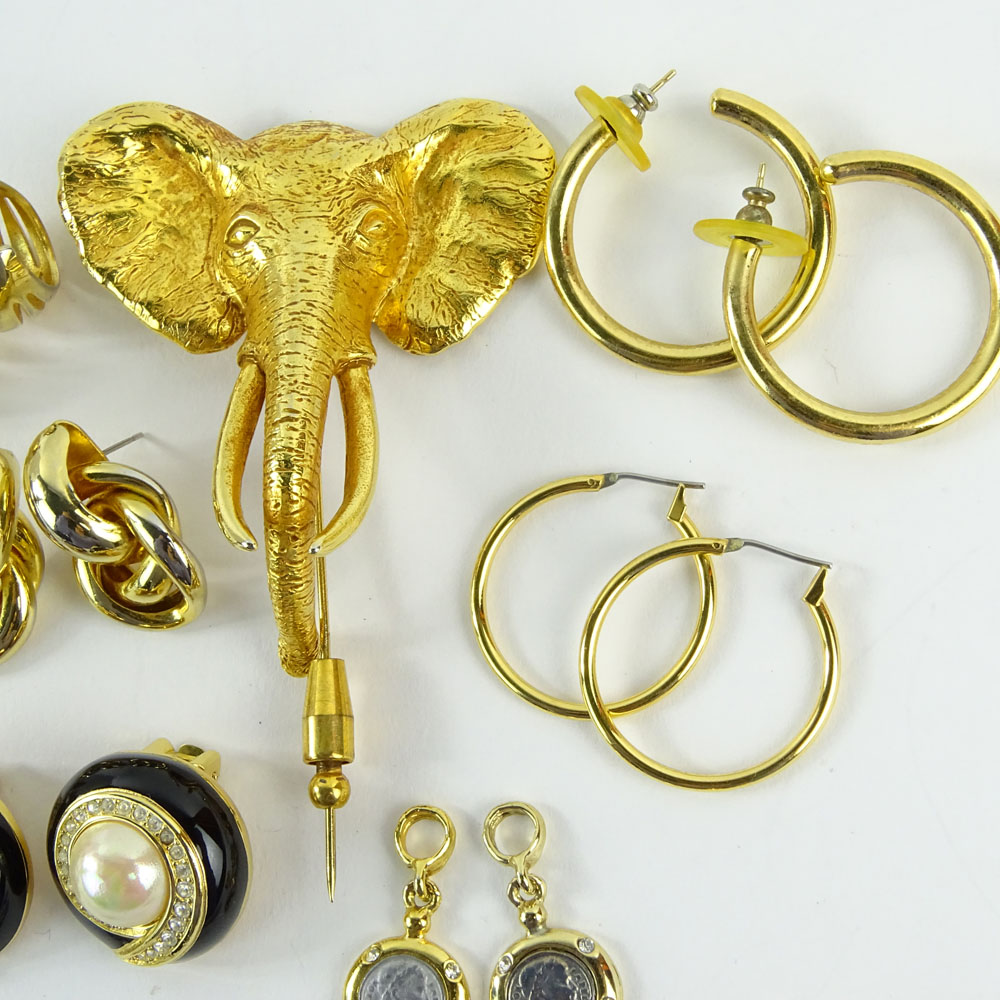 Miscellaneous lot of costume jewelry.