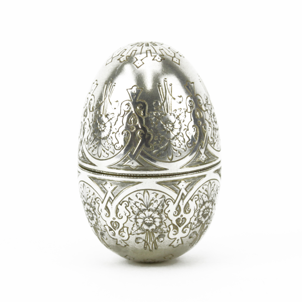 Серебряное яйцо раст. Яйцо Фаберже белое серебряное. Пасхальные яйца серебро. Пасхальное яйцо из серебра. Серебряное яичко.