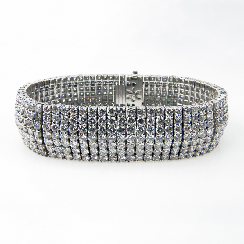 Very Fine Quality Approx. 30.0 Carat, 490 Round Brilliant Cut Diamond and Platinum Bracelet.