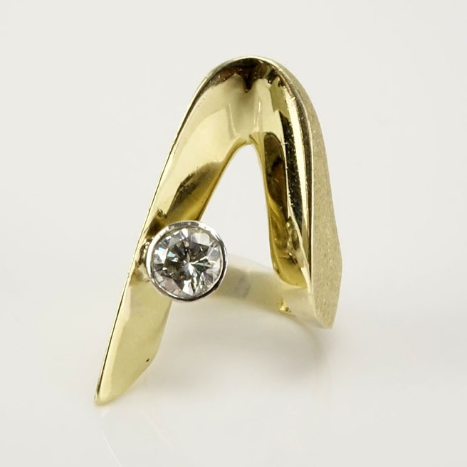 Lady's Retro Approx. .95 Carat Round Brilliant Cut Diamond and 14 Karat Yellow Gold Ring.