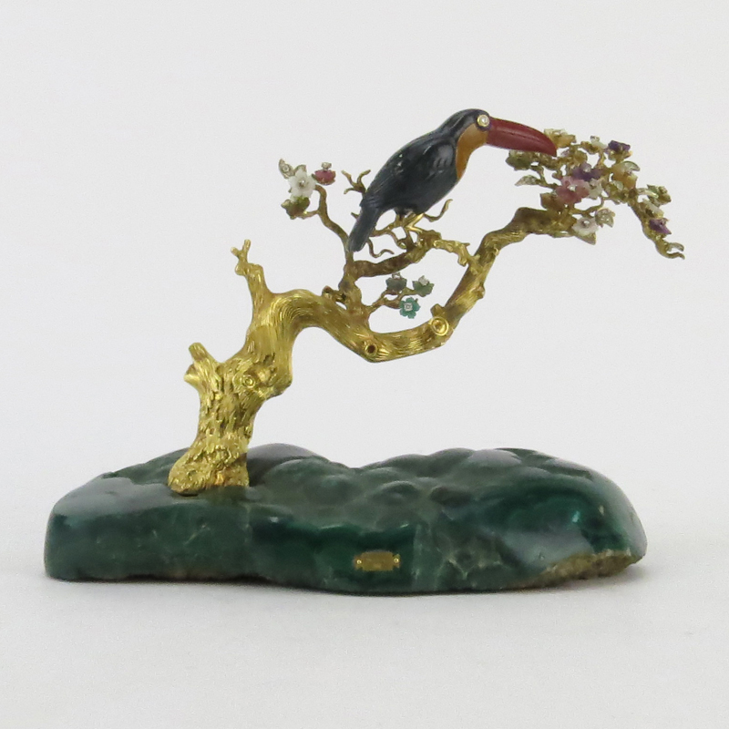 Very Fine Vintage Frattini 18 Karat Yellow Gold, Carved Agate and Bloodstone Figural Toucan.