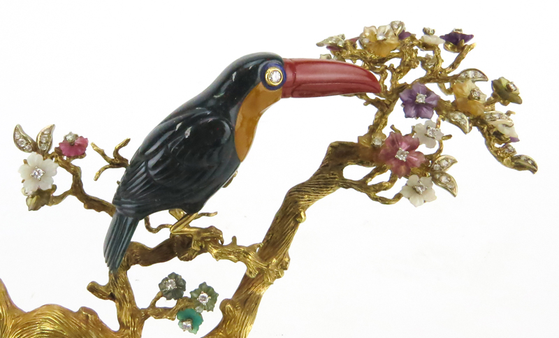 Very Fine Vintage Frattini 18 Karat Yellow Gold, Carved Agate and Bloodstone Figural Toucan.