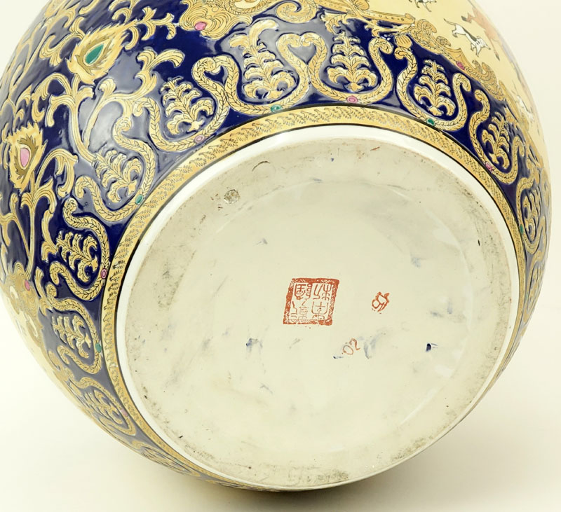 Chinese Export Porcelain Large Pot For The European Market. Decorated with Hunting Scenes.