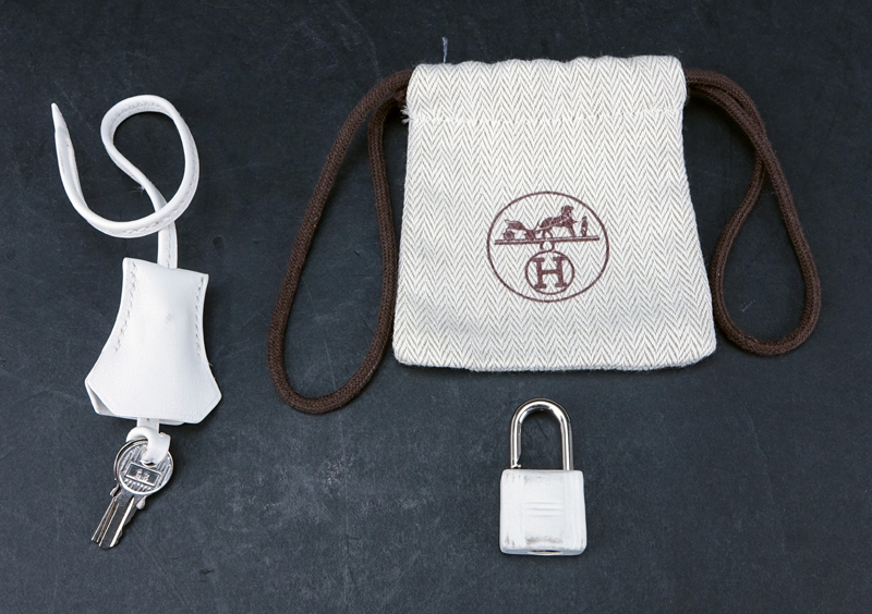 Hermès White Swift Leather Birkin 35 Bag. Palladium hardware. Interior with zipper and slot pocket. Clochette, keys and lock included as well as dust bag. 