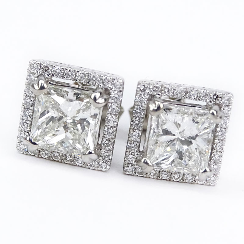 Approx. 3.56 Carat Diamond and 14 Karat White Gold Ear studs.