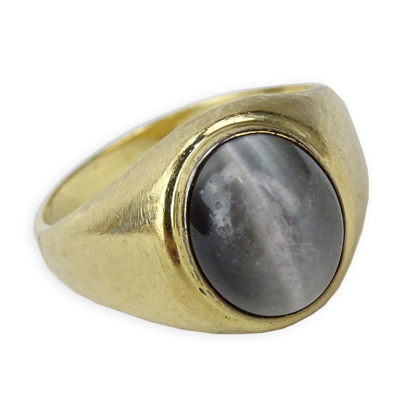 Man's Vintage Cabochon Cat's Eye Gemstone and 10 Karat Yellow Gold Ring. Stamped 10K.