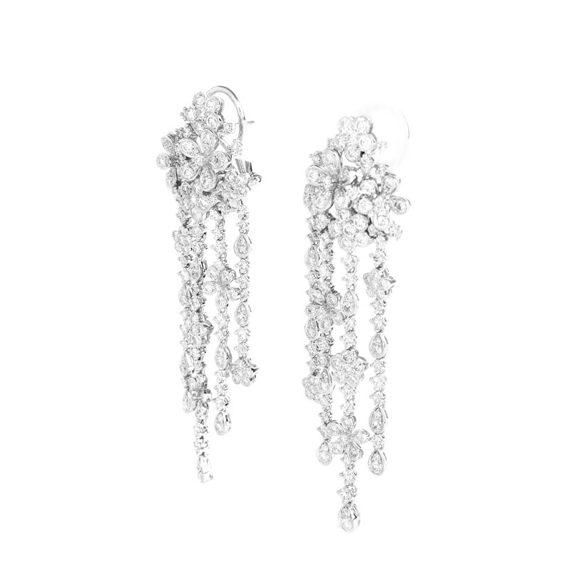 Approx. 5.0 Carat Round Brilliant Cut Diamond and 18 Karat White Gold Chandelier earrings.