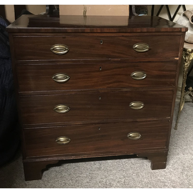 Large Antique Georgian Mahogany Chest of Drawers. Four large fitted drawers, raised on shaped bracket feet.