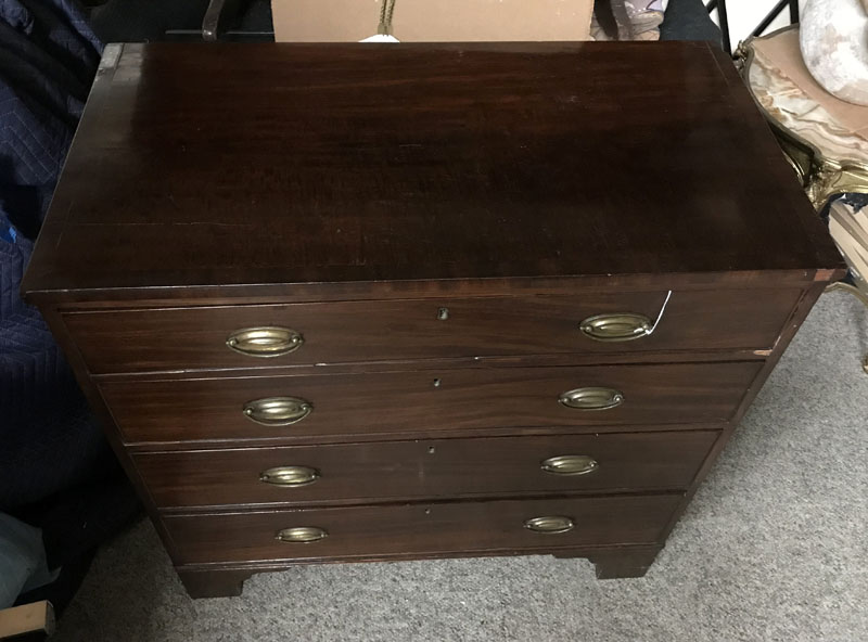 Large Antique Georgian Mahogany Chest of Drawers. Four large fitted drawers, raised on shaped bracket feet.