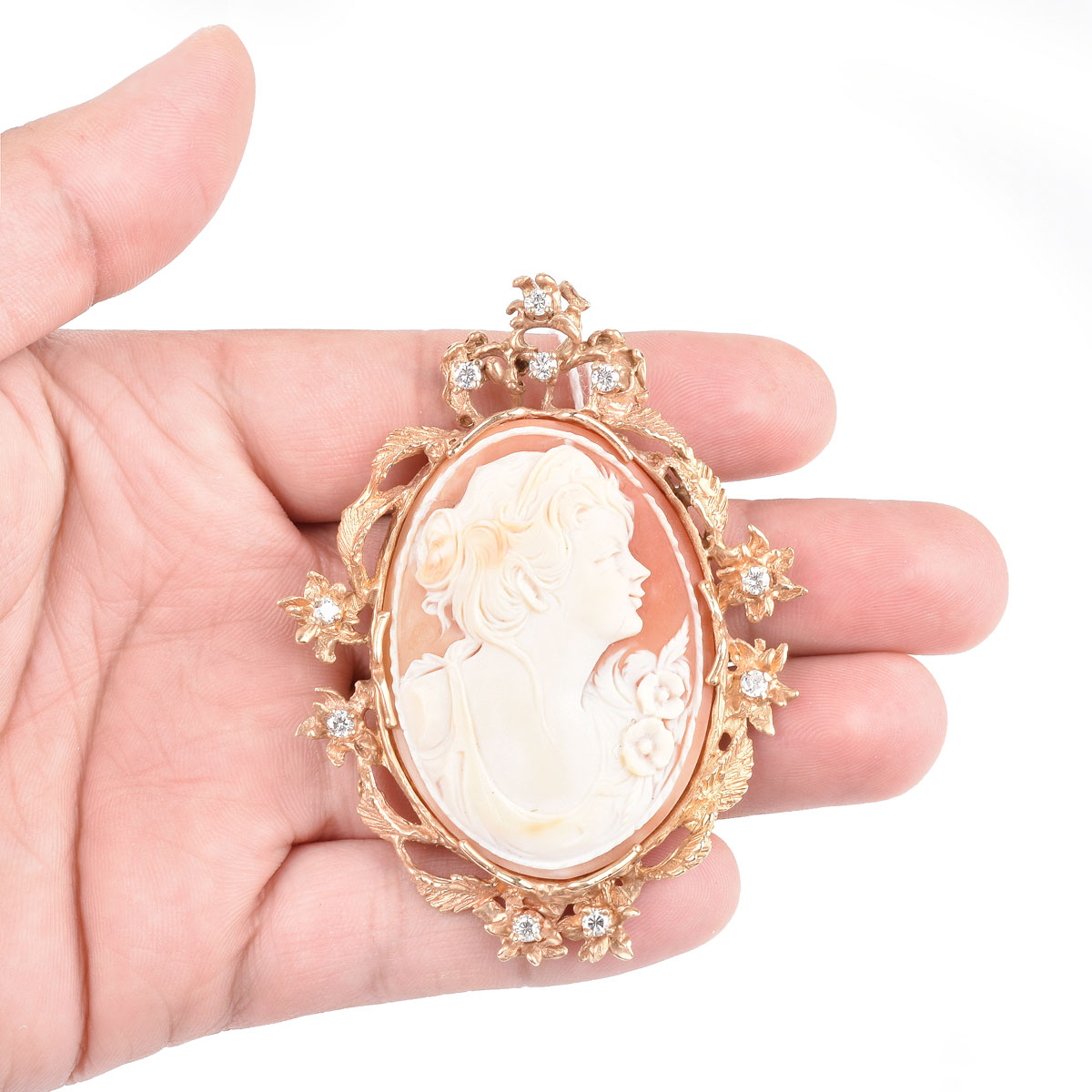 Carved Shell Cameo, Round Brilliant Cut Diamond and 14 Karat Yellow Gold Brooch. Unsigned.