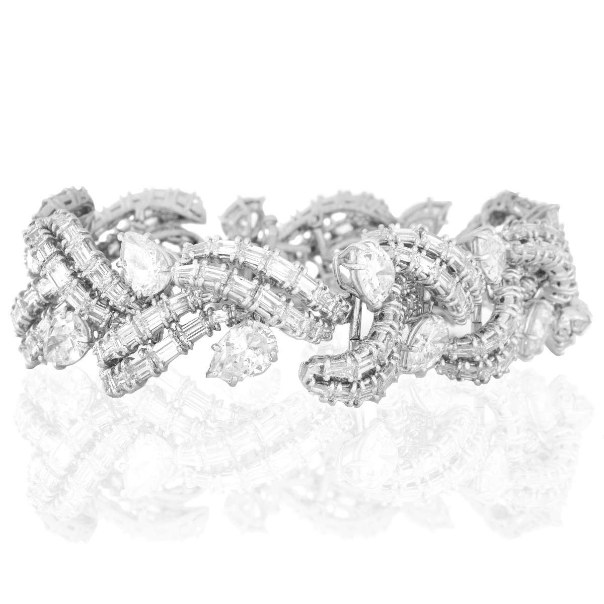 Fine 30.0ct Diamond and 18K Gold Bracelet