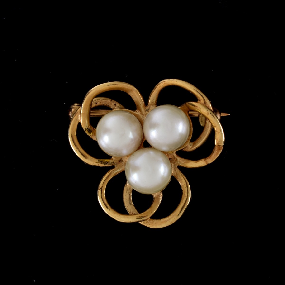 Single Strand Pearl and 14K Pin