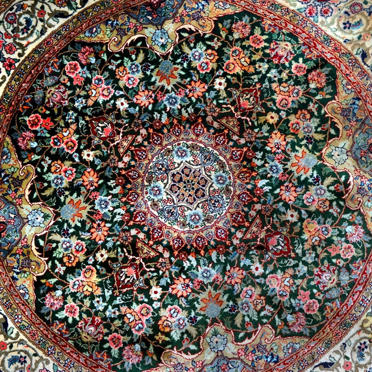 Modern Middle Eastern Oriental Rug