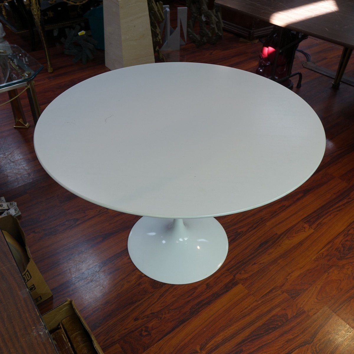 Style of Saarinen Table