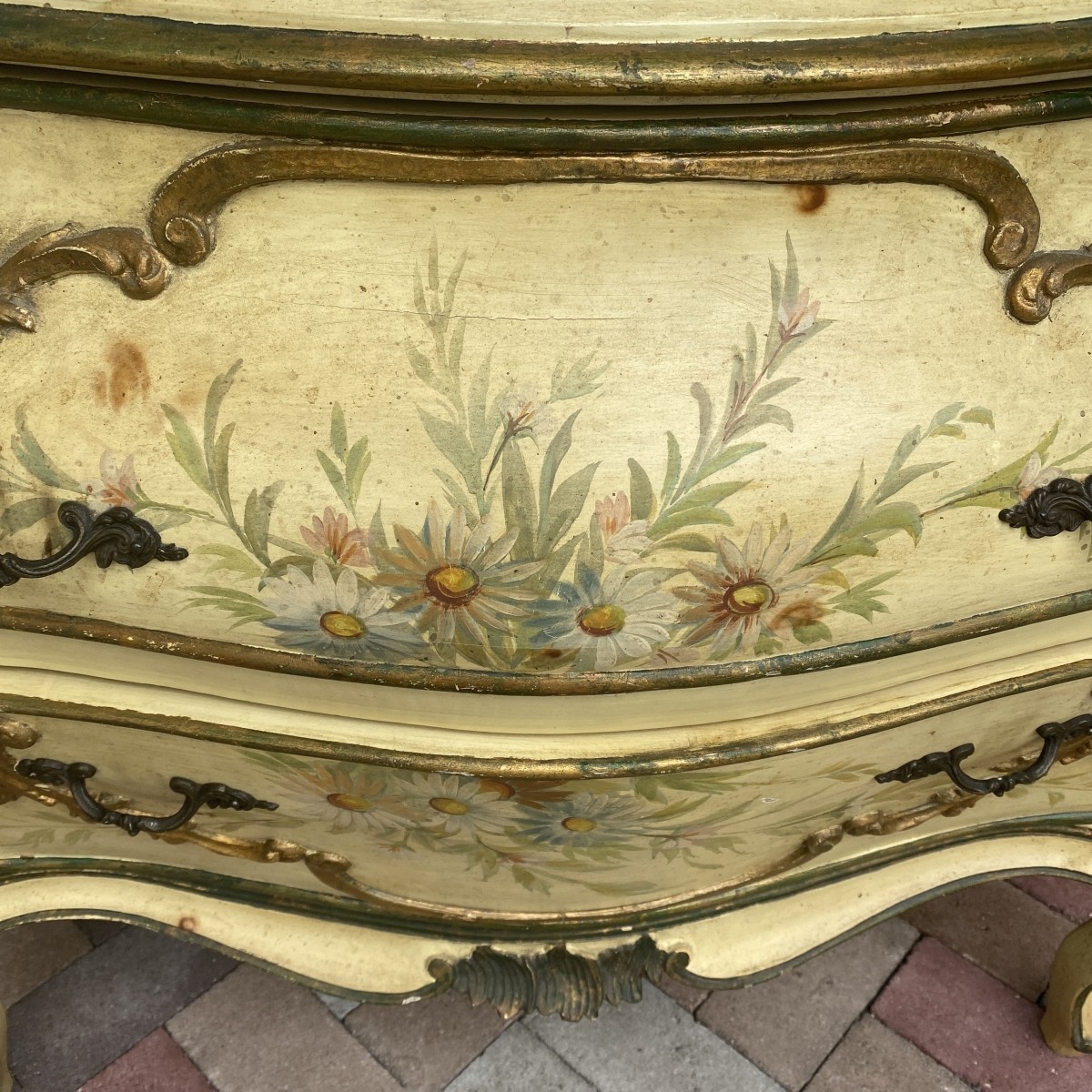 Bombe Commode
