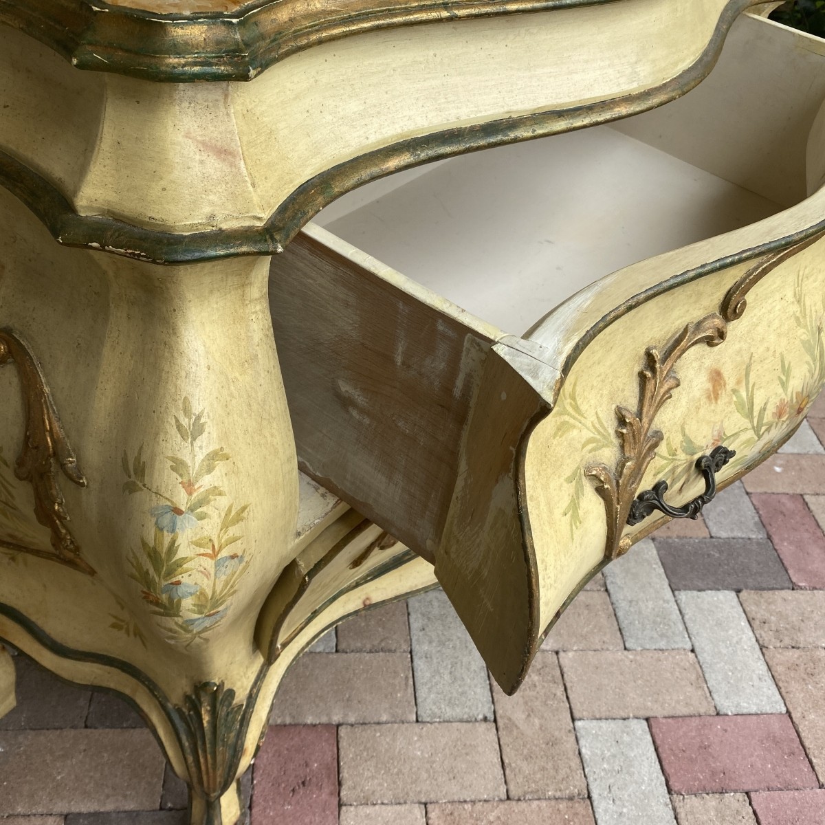 Bombe Commode