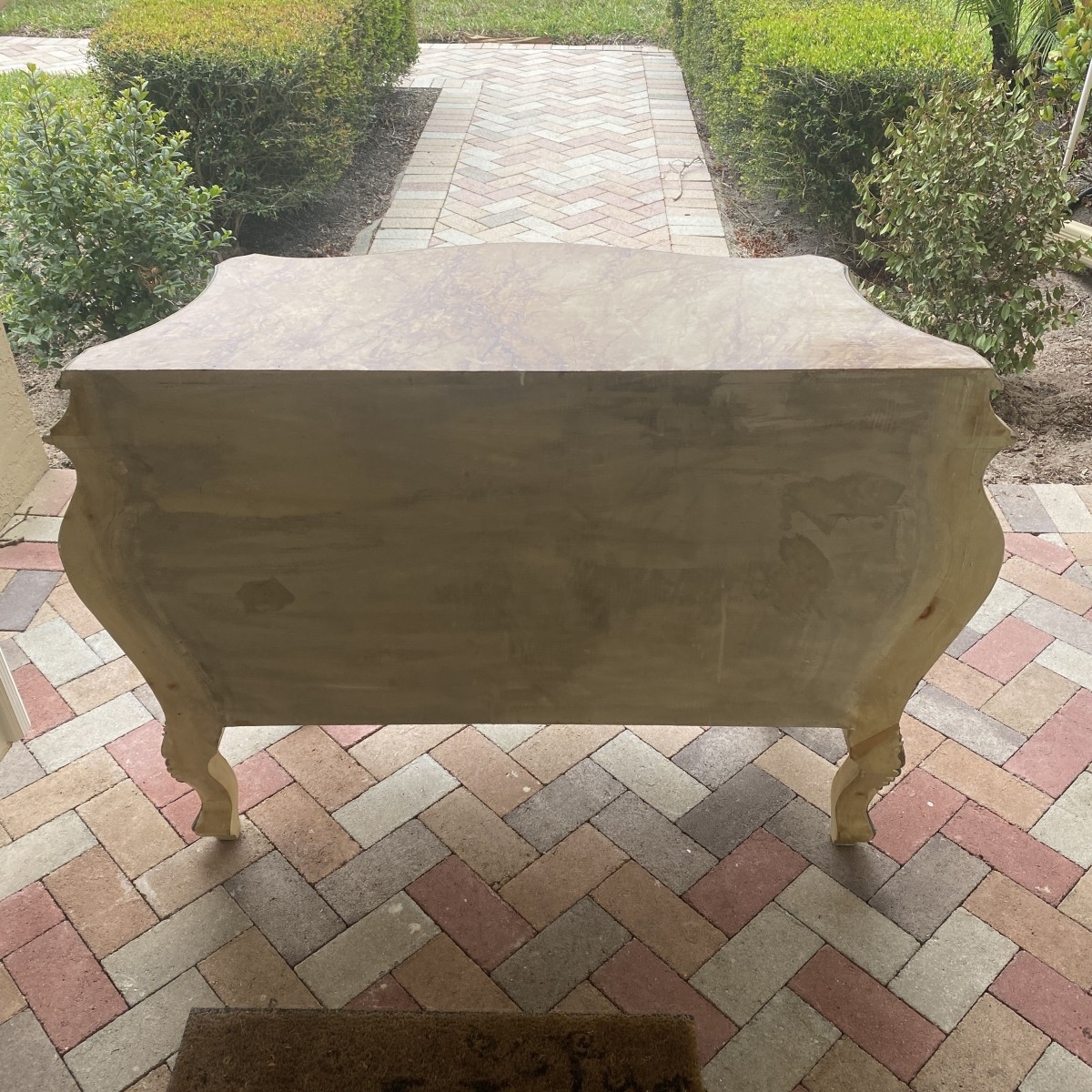 Bombe Commode