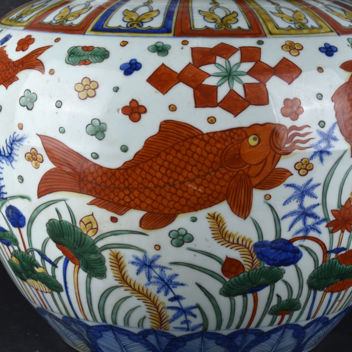 Large Chinese Wucai Style Covered Jar