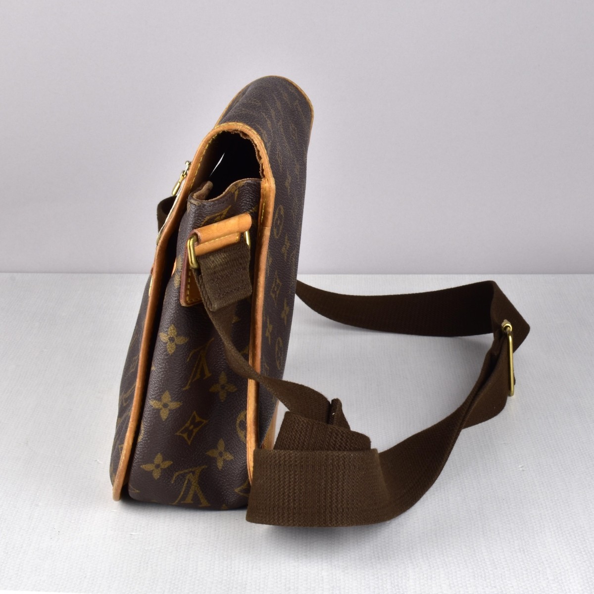 Louis Vuitton Messenger Bag