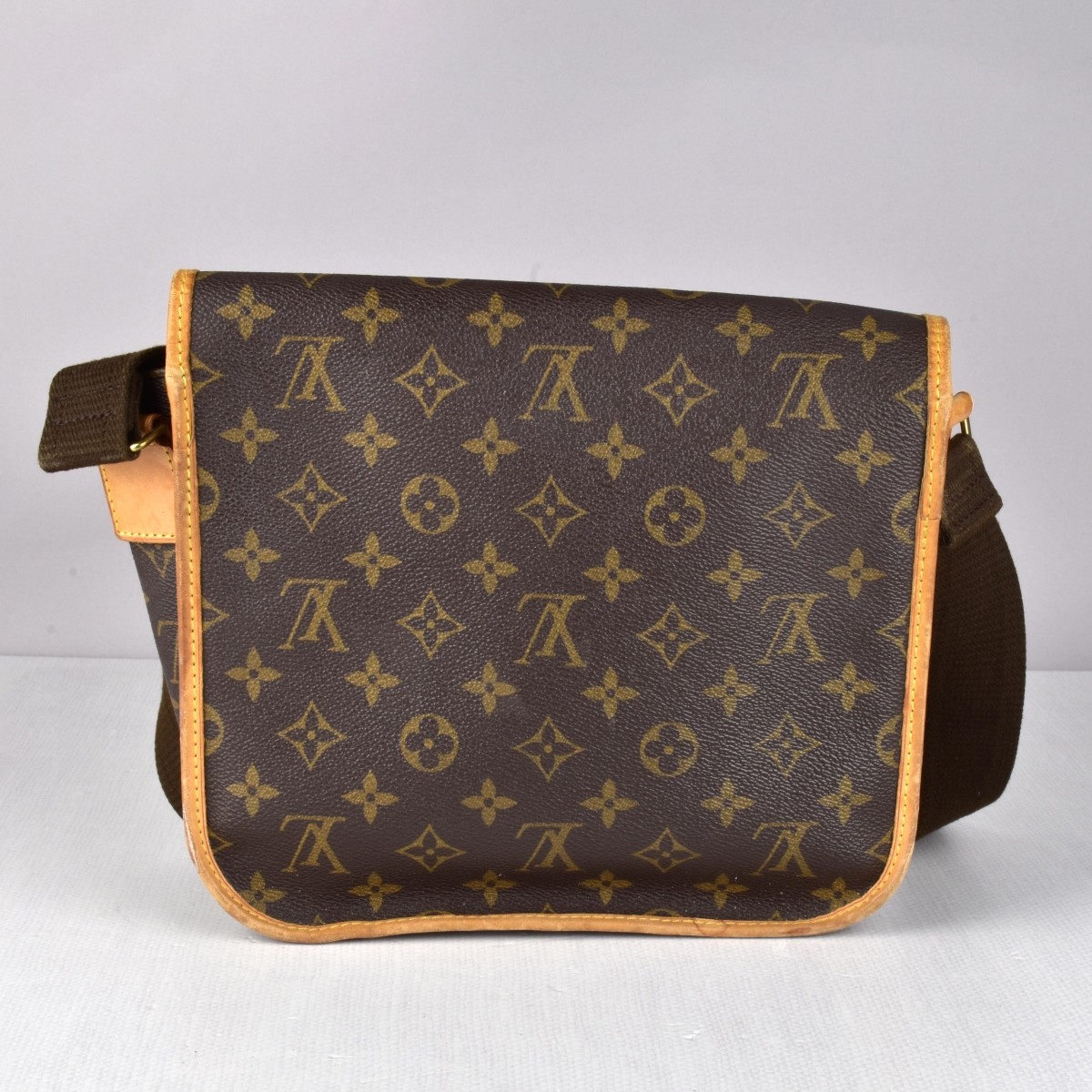 Louis Vuitton Messenger Bag