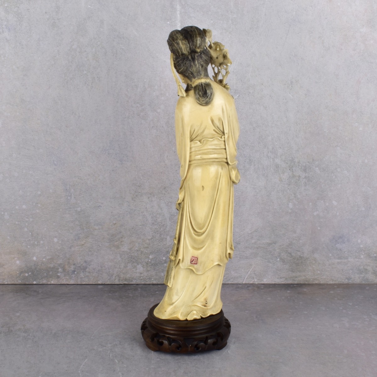 18/19th Century Chinese Carving of a Lady