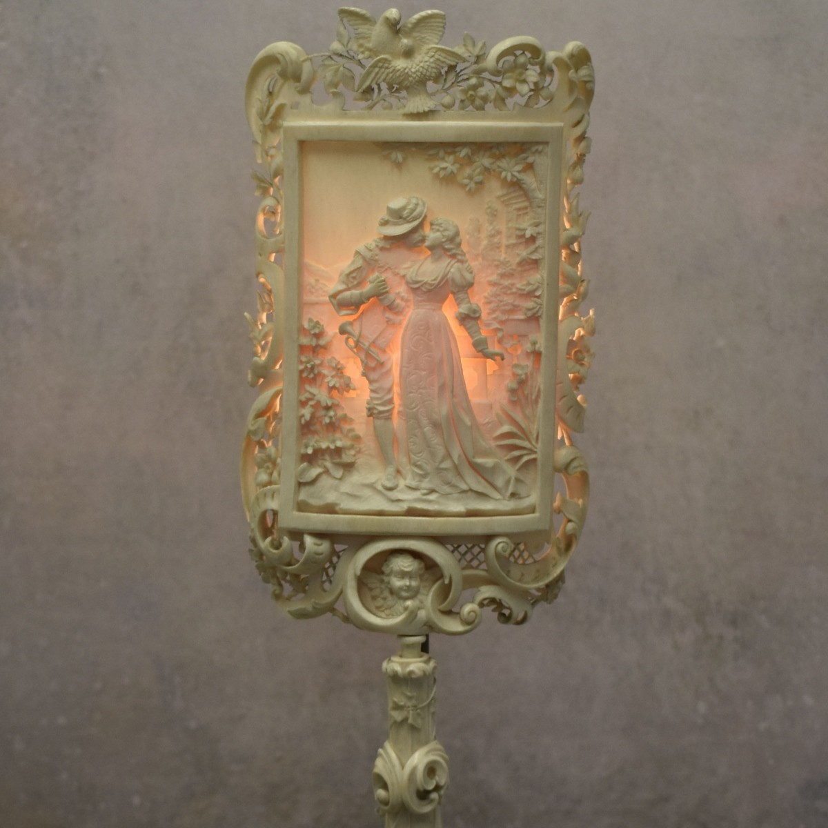 Early 19th Century Fine Continental Screen