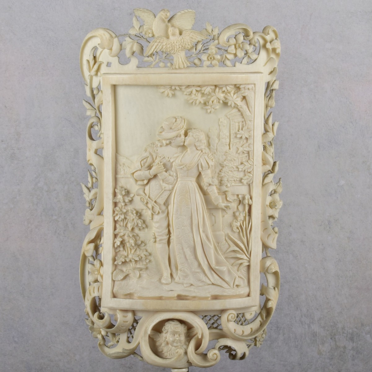 Early 19th Century Fine Continental Screen