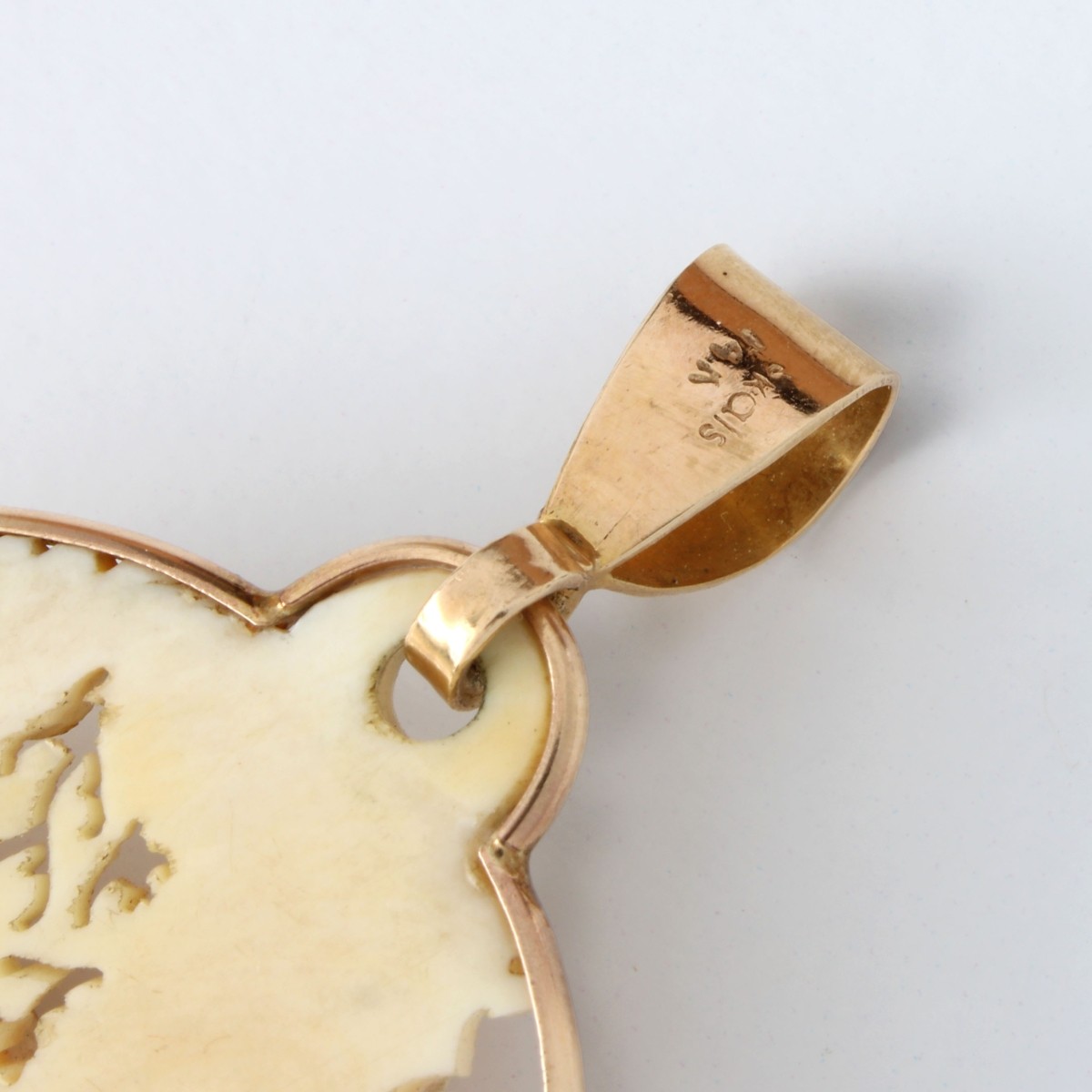 14K Mounted Flower Pendant