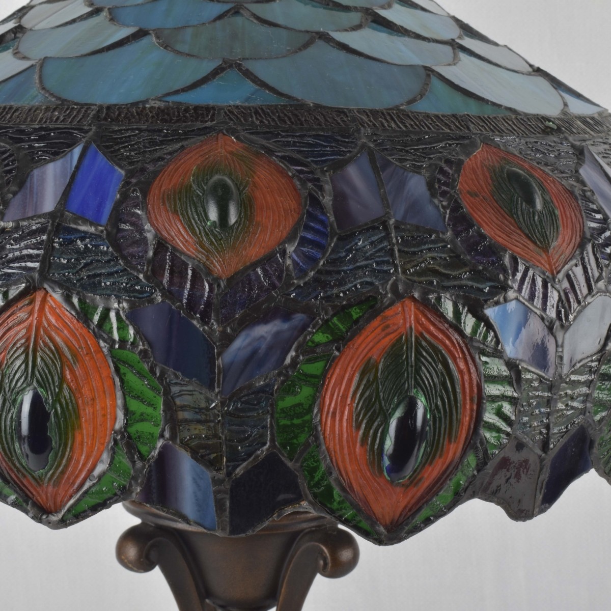 Tiffany-style Stained Glass Lamp