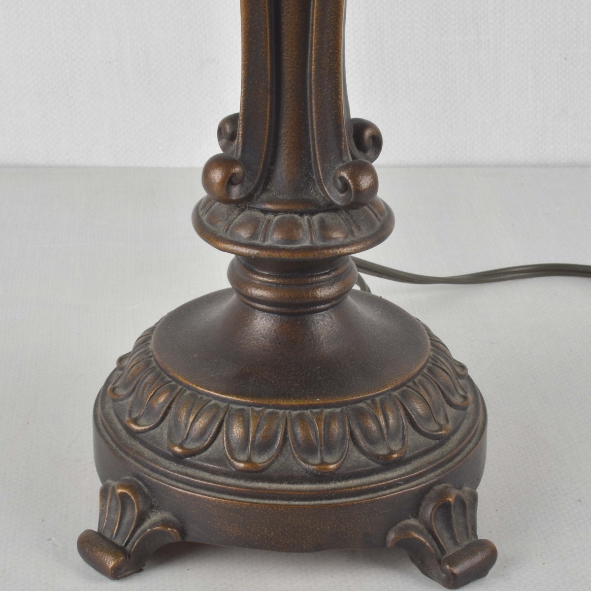 Tiffany-style Stained Glass Lamp
