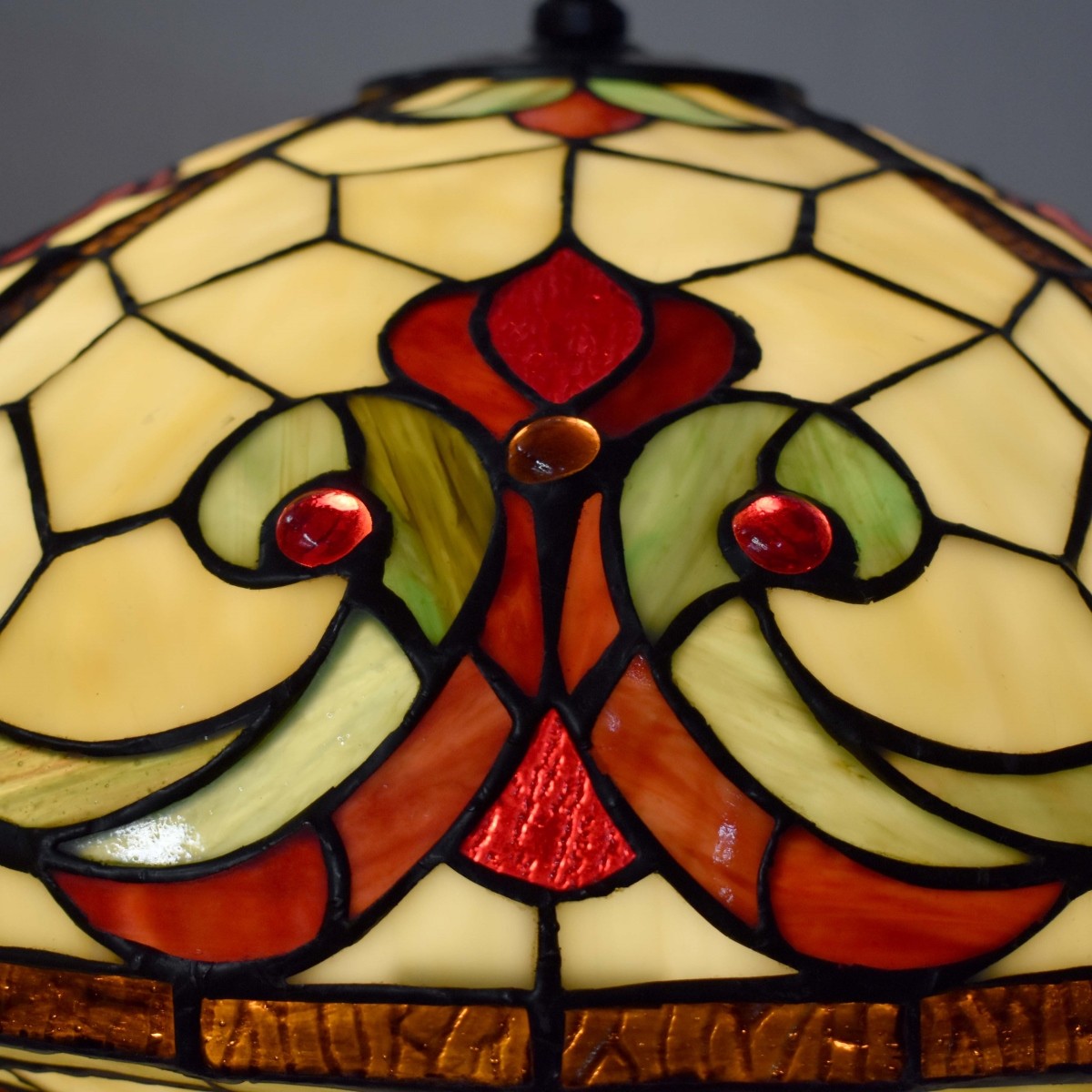 Tiffany-style Stained Glass Lamp