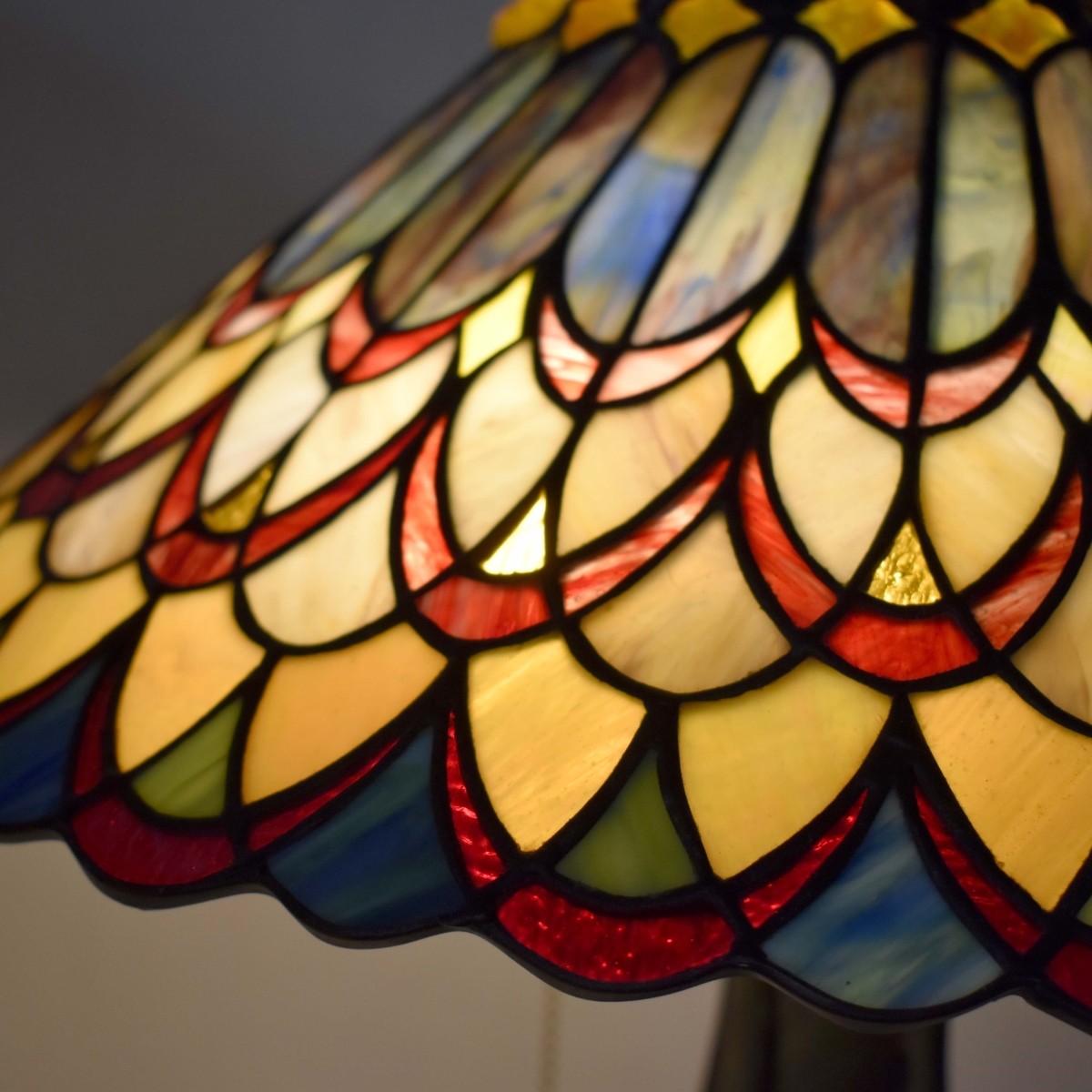 Tiffany-style Stained Glass Lamp