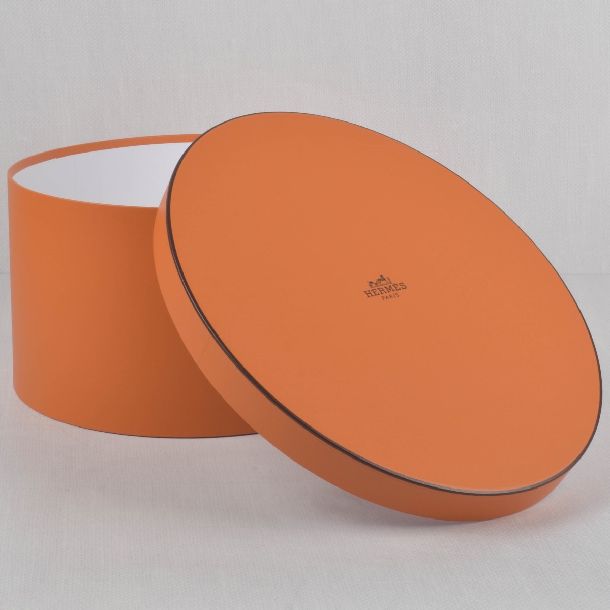 HermËs Paris Oval Hat Box