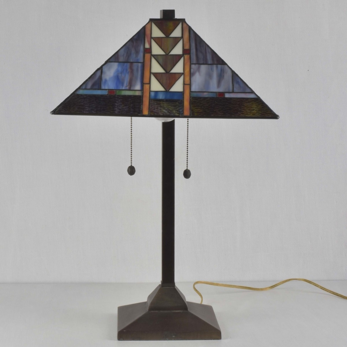 Tiffany-style Stained Glass Lamp