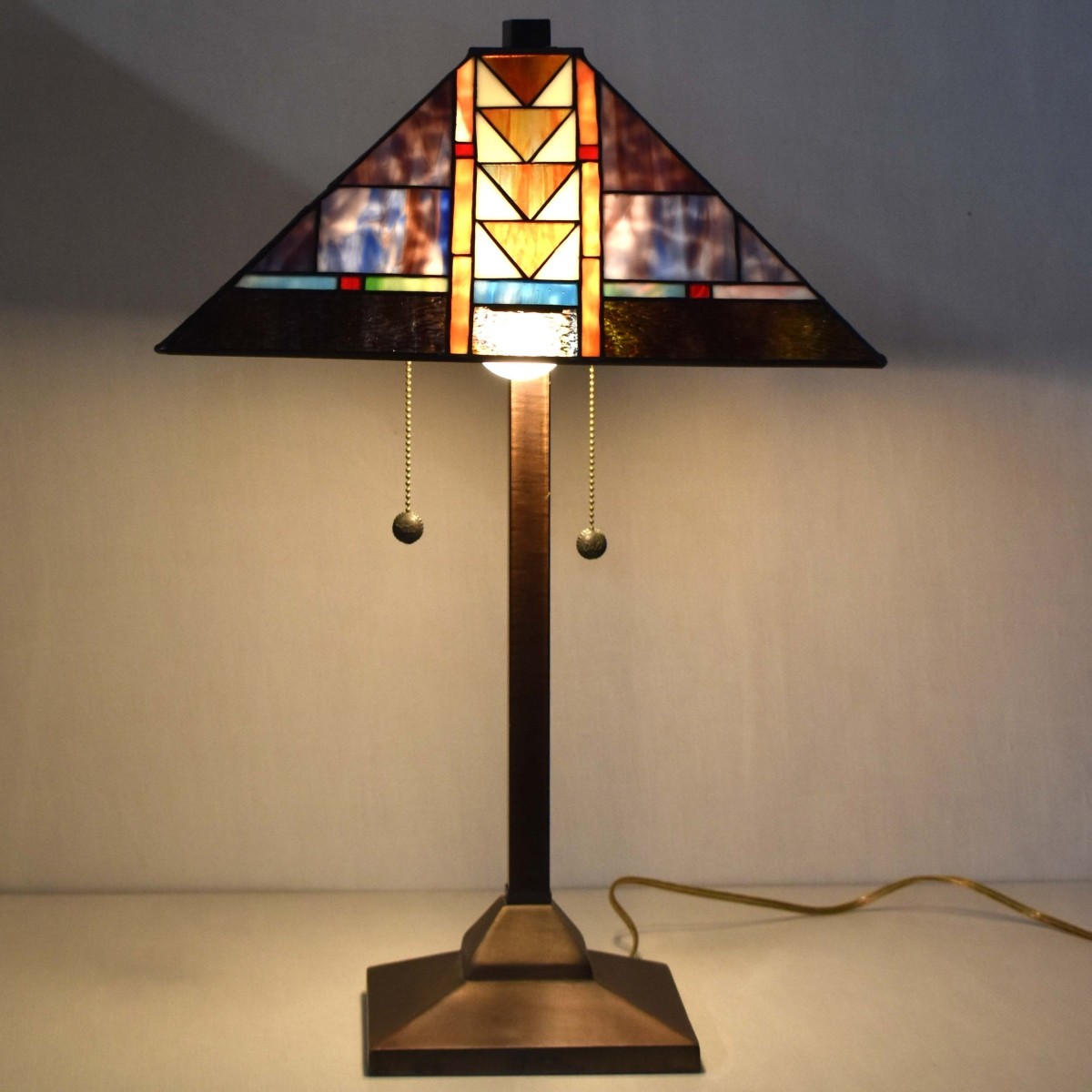 Tiffany-style Stained Glass Lamp