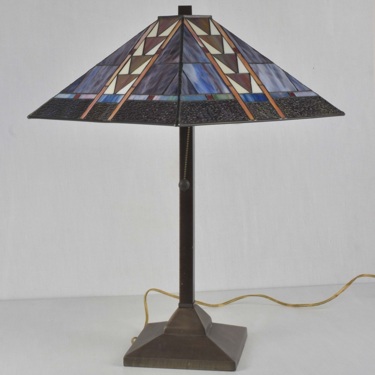 Tiffany-style Stained Glass Lamp