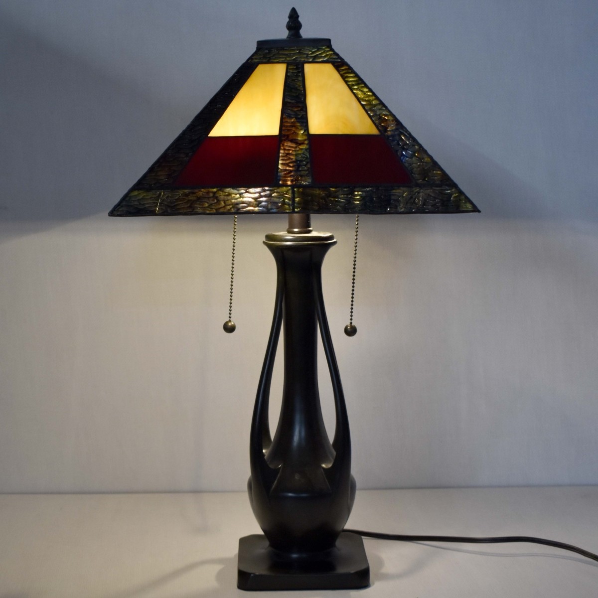 Tiffany-style Stained Glass Lamp