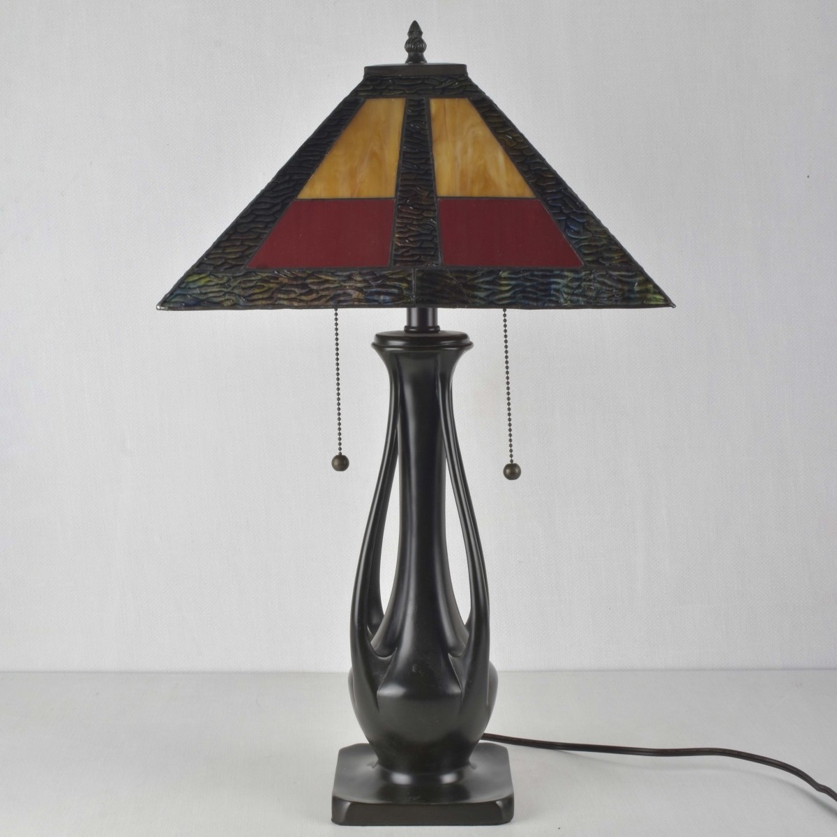 Tiffany-style Stained Glass Lamp