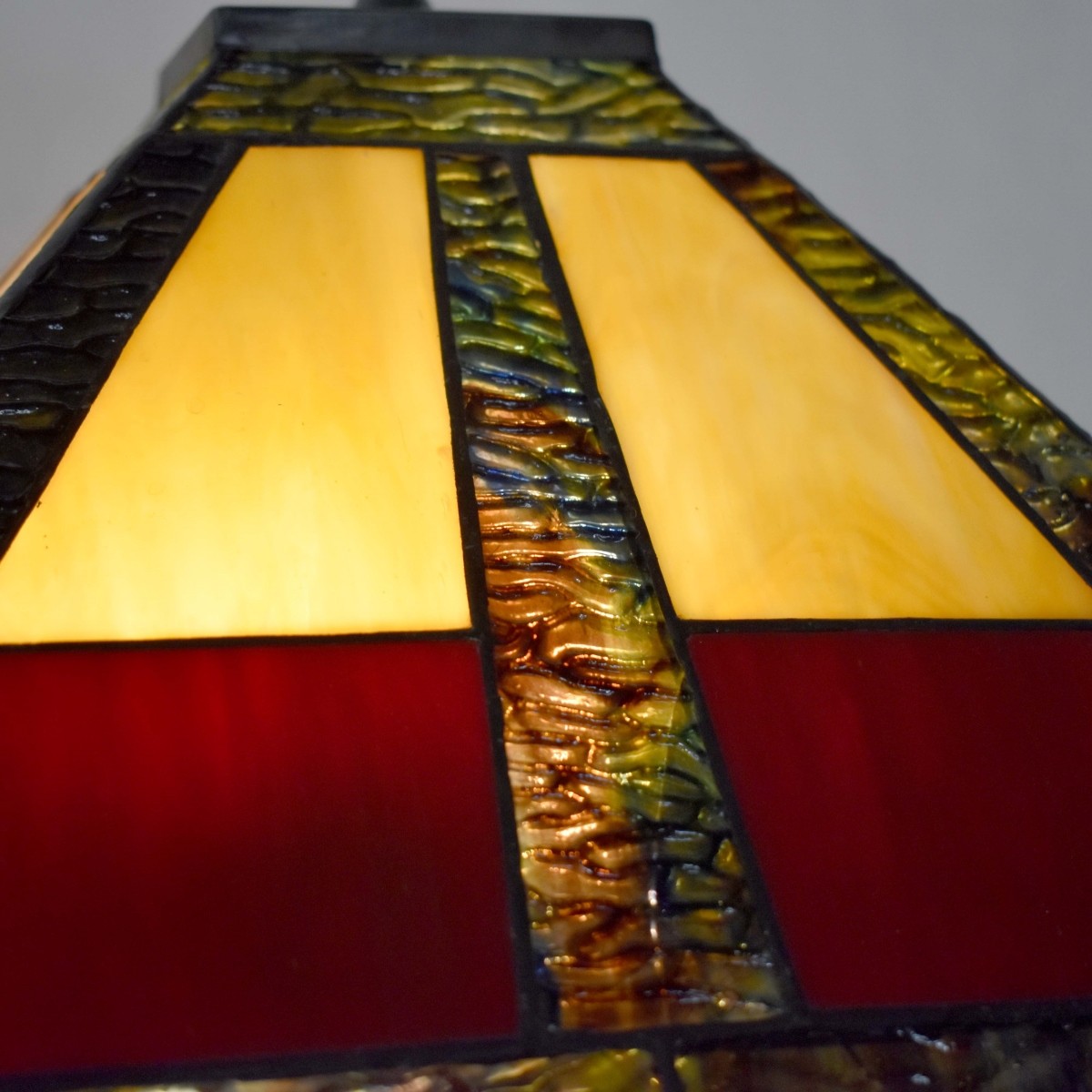 Tiffany-style Stained Glass Lamp