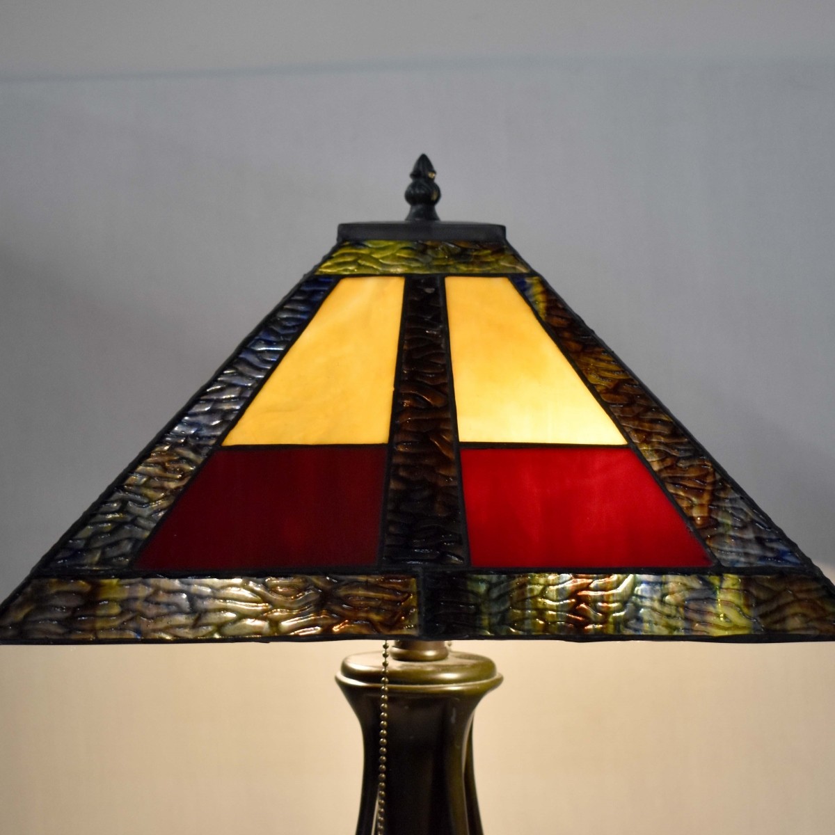 Tiffany-style Stained Glass Lamp