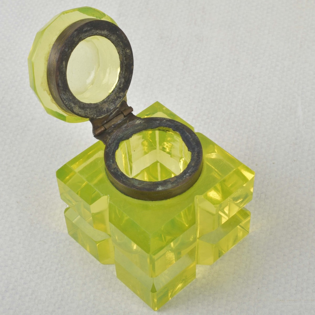 Vaseline Uranium Glass